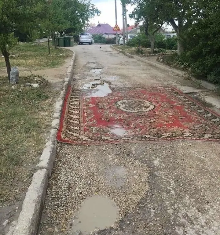 В Госдуму внесён законопроект, который позволит жильцам и собственникам самостоятельно менять асфальтовое покрытие во дворах и на локальных дорогах. Правительство проект не поддержало, заявив, что такие работы должны выполнять специалисты.