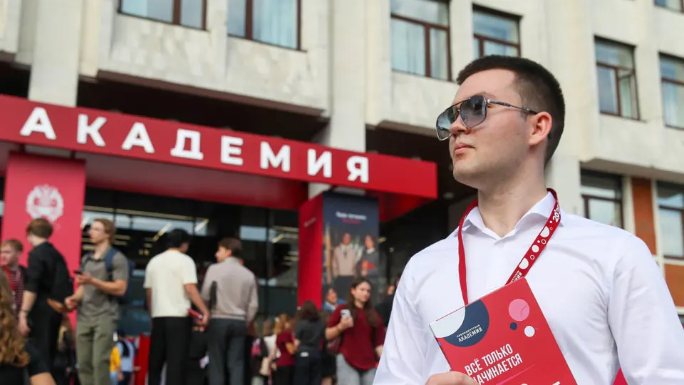 Московским студентам и сотрудникам вузов разослали предложение о годовой службе в добровольческом отряде по противодействию беспилотникам: ежемесячные выплаты 200 тыс. руб., премии за сбитые БПЛА и соцгарантии. Одновременно продолжается масштабная кампания по вовлечению обучающихся в войска БПЛА.