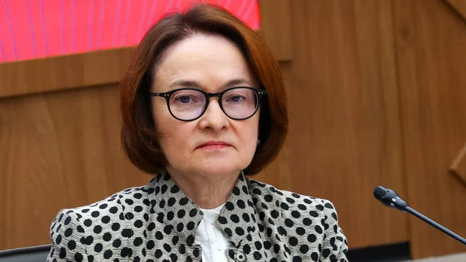 Глава Банка России, не появлявшаяся на публике с конца мая, выступит после заседания совета директоров по ключевой ставке. Её появление важно на фоне бюджетных рисков и давления по ускоренному снижению ставки.