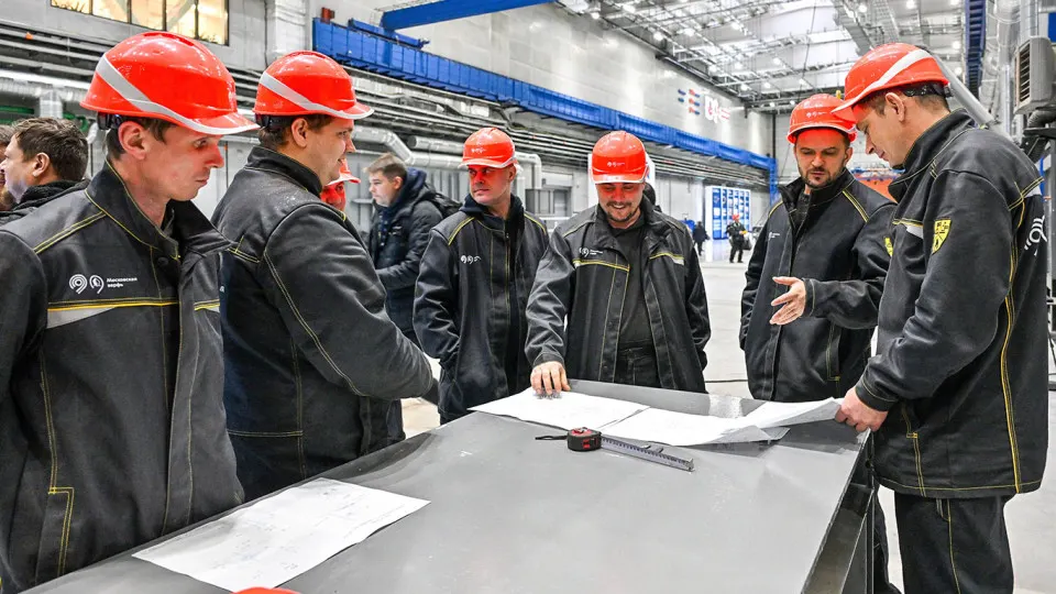 Опрос показал, что более трети работающих россиян регулярно трудятся сверх нормы; большинство переработок либо не фиксируется, либо компенсируется частично или вовсе не компенсируется.