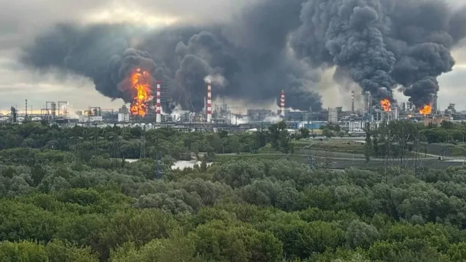 В мае производство нефтепродуктов сократилось на 13,5% г/г после серии ударов по НПЗ; дефицит топлива затронул большинство регионов и ускорил инфляцию.