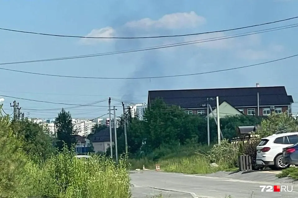Днём жители нескольких районов Тюмени заметили крупное возгорание в восточной части города. На место прибыли пожарные, причина пожара пока не установлена.