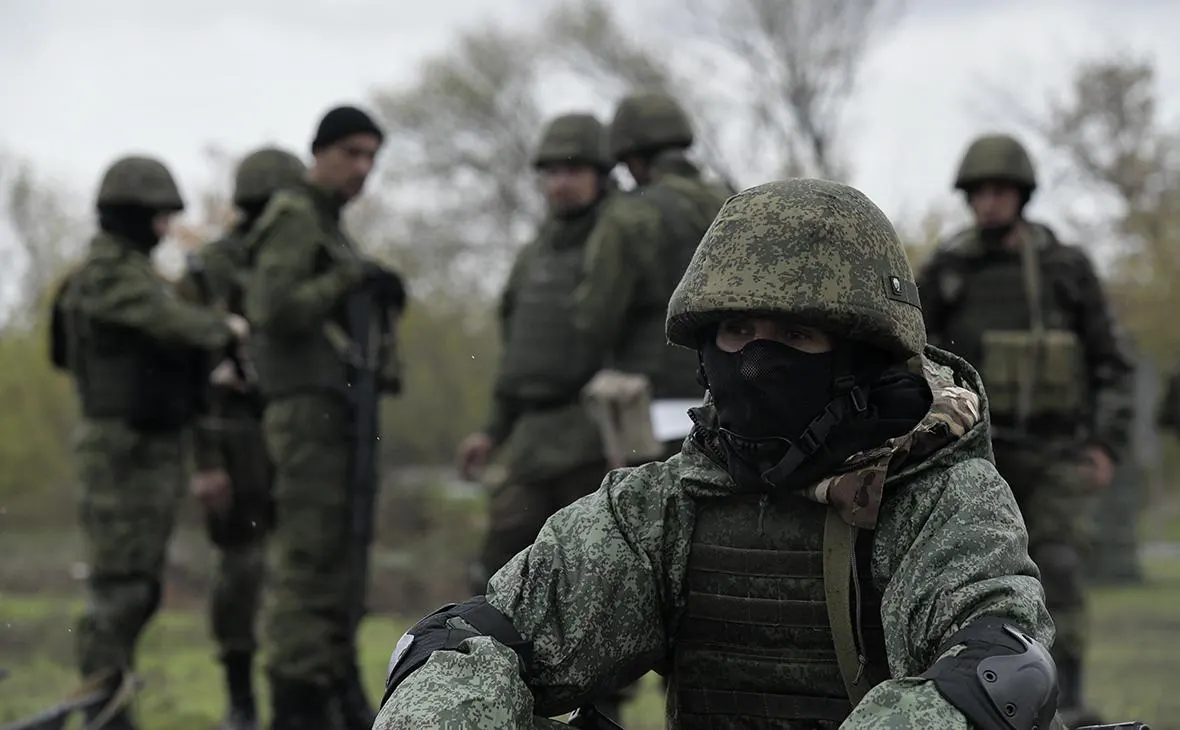 Собеседники утверждают, что Россия уступает Украине в технологиях и тактике: нарастив применение дронов и перекрыв цепочки поставок, Украина нивелирует преимущество РФ по численности. Без масштабной мобилизации или иных радикальных мер ситуация вряд ли изменится.