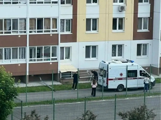 Инцидент произошёл в районе Лесобаза 12 июня. Вызов поступил в 11:01, бригада скорой приехала в 11:08, врачи проводили реанимацию, но ребёнок скончался. Обстоятельства выясняются.