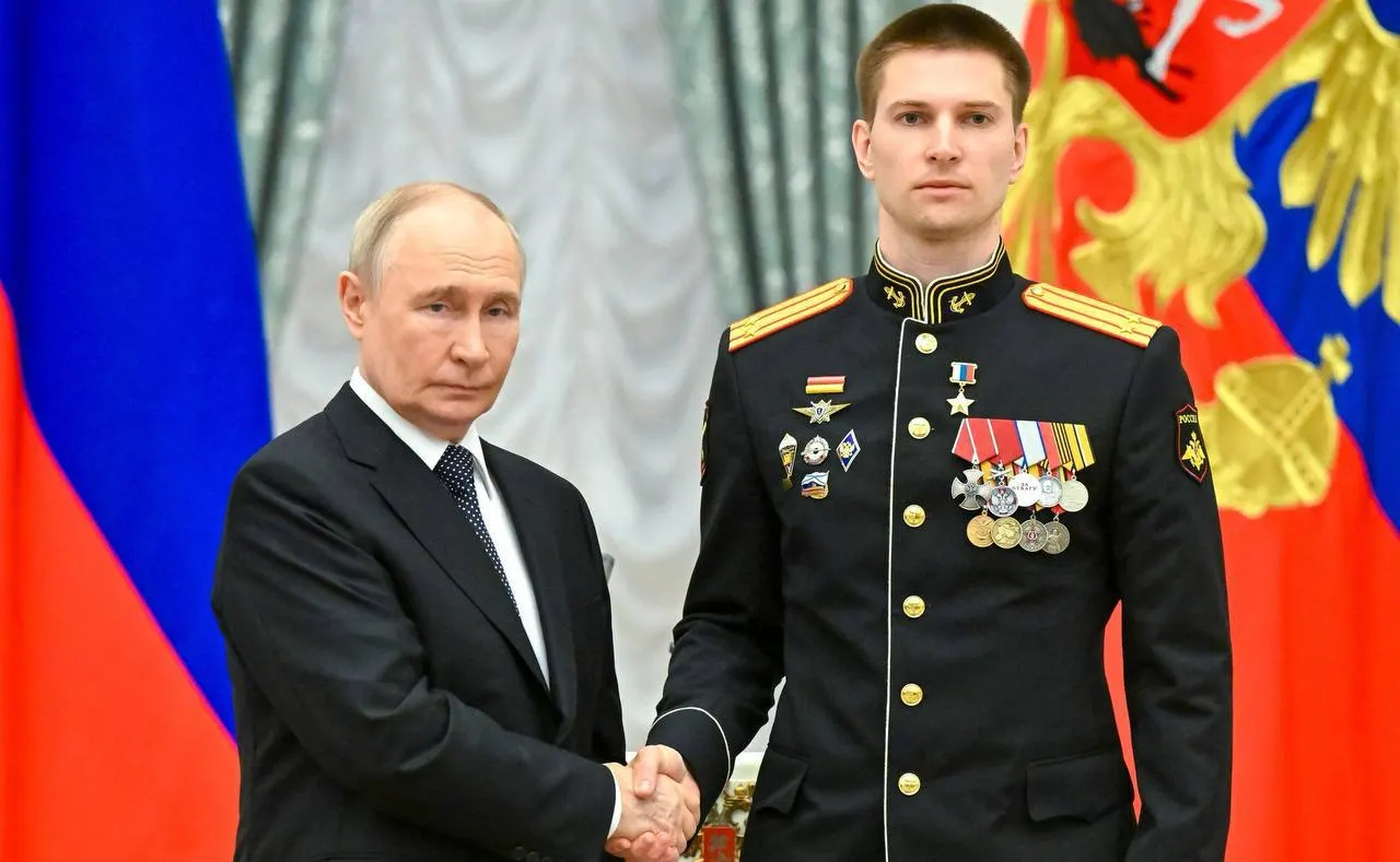 Президент лично наградил подполковника из Сочи за мужество в ходе специальной военной операции — он дважды ранен, уничтожил тяжёлую технику противника и участвовал в освобождении свыше 40 населённых пунктов.