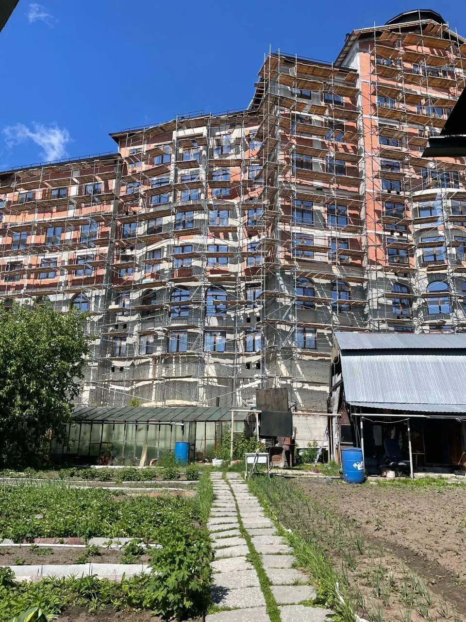 Рядом со стройкой элитного ЖК при раскопках повредили частный водопровод: жильцы остаются без холодной воды, подрядчики и застройщик заявляют, что восстановит виновная организация, окончание работ — в июле.