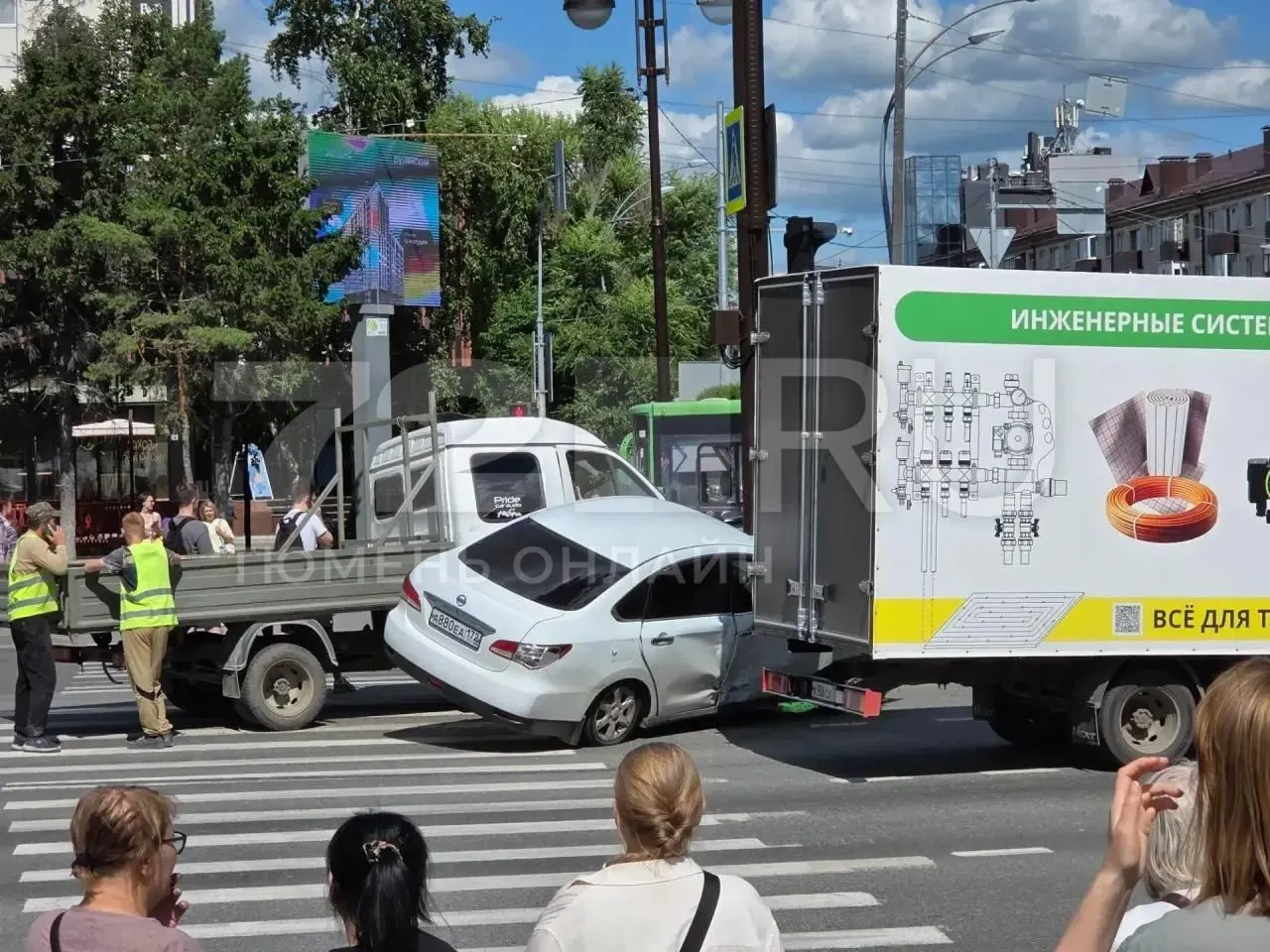 На перекрёстке столкнулись несколько автомобилей, образовалась крупная пробка на улице Республики. Подробности уточняются.