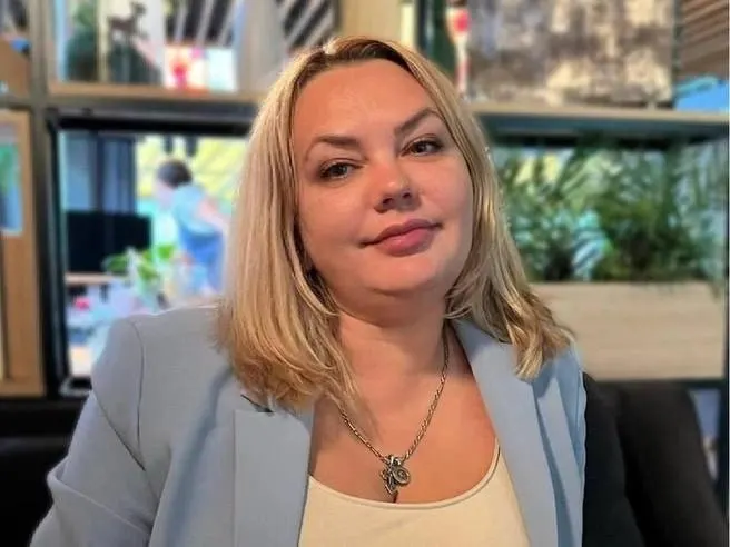 Жалобу на передачу материалов дела в суд Краснодарского края рассмотрят 22 июля; по делу проходят 12 человек, им вменяют мошенничество и взятки.