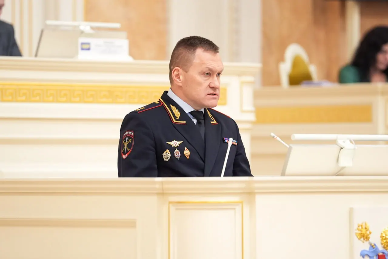 Евросоюз внес начальника ГУ МВД по Санкт‑Петербургу и Ленобласти в санкционный список: ему запрещён въезд в ЕС и заморожены счета. В документе это связывают с задержаниями людей в памятные даты и преследованием уличных музыкантов.