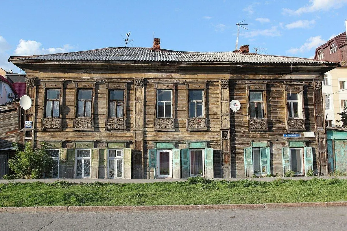 Город выставил на продажу двухэтажный дом — объект культурного наследия, требующий реставрации; земля передаётся в аренду за символическую плату на срок выполнения работ.