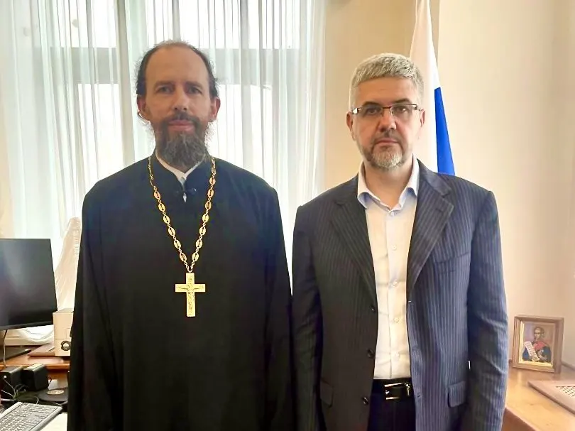 Замминистра юстиции РФ Вадим Баланин заявил, что сожительство без официальной регистрации брака представляет угрозу национальной безопасности. Министерство проводит мониторинг и готовит возможные изменения в Семейный кодекс.