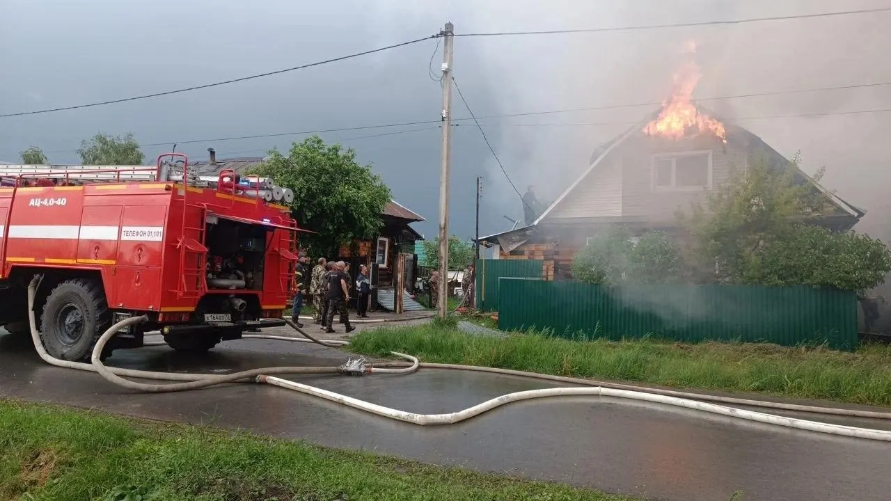 Во время грозы в переулке Садовом молния попала в баню на частном участке — огонь быстро перекинулся на дом. Жильцов вывели, информации о пострадавших пока нет.