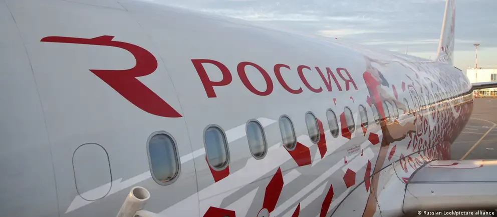 Несколько российских аэропортов разослали летным экипажам уведомления о заправке в объёмах плана полёта. Такие сообщения могут указывать на снижение доступности авиатоплива внутри страны на фоне запрета экспорта и рыночных сбоев.