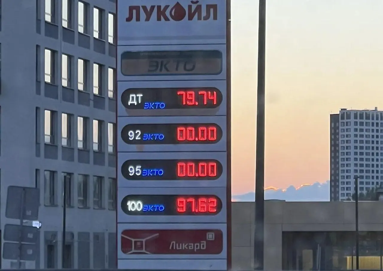 Автомобилисты сообщают о стремительном подорожании бензина и дизеля: цены меняются в течение нескольких часов, а на ряде заправок топлива нет вовсе.