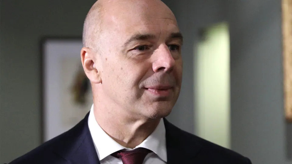 Минфин заявил, что компании топливно-энергетического комплекса должны самостоятельно закупать средства защиты; расходы можно включать в себестоимость. Тем временем волна атак дронов серьёзно сократила переработку нефти и вызвала рост оптовых цен и ограничения экспорта топлива.