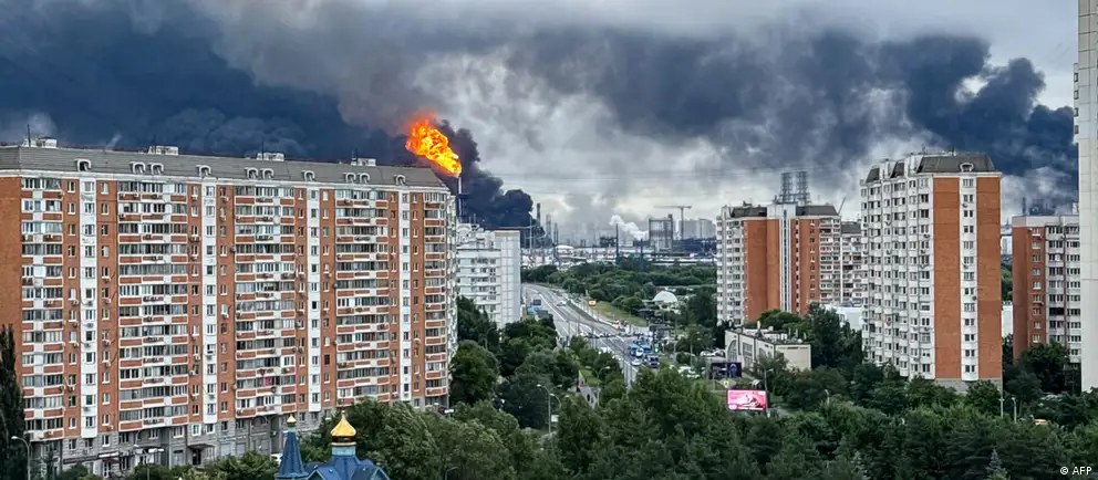Два удара беспилотников в июне полностью остановили крупный столичный НПЗ. Ремонт может занять месяцы, дефицит топлива в России оценивается примерно в 20%, вводятся ограничения и рассматривается импорт топлива и снижение стандартов качества.