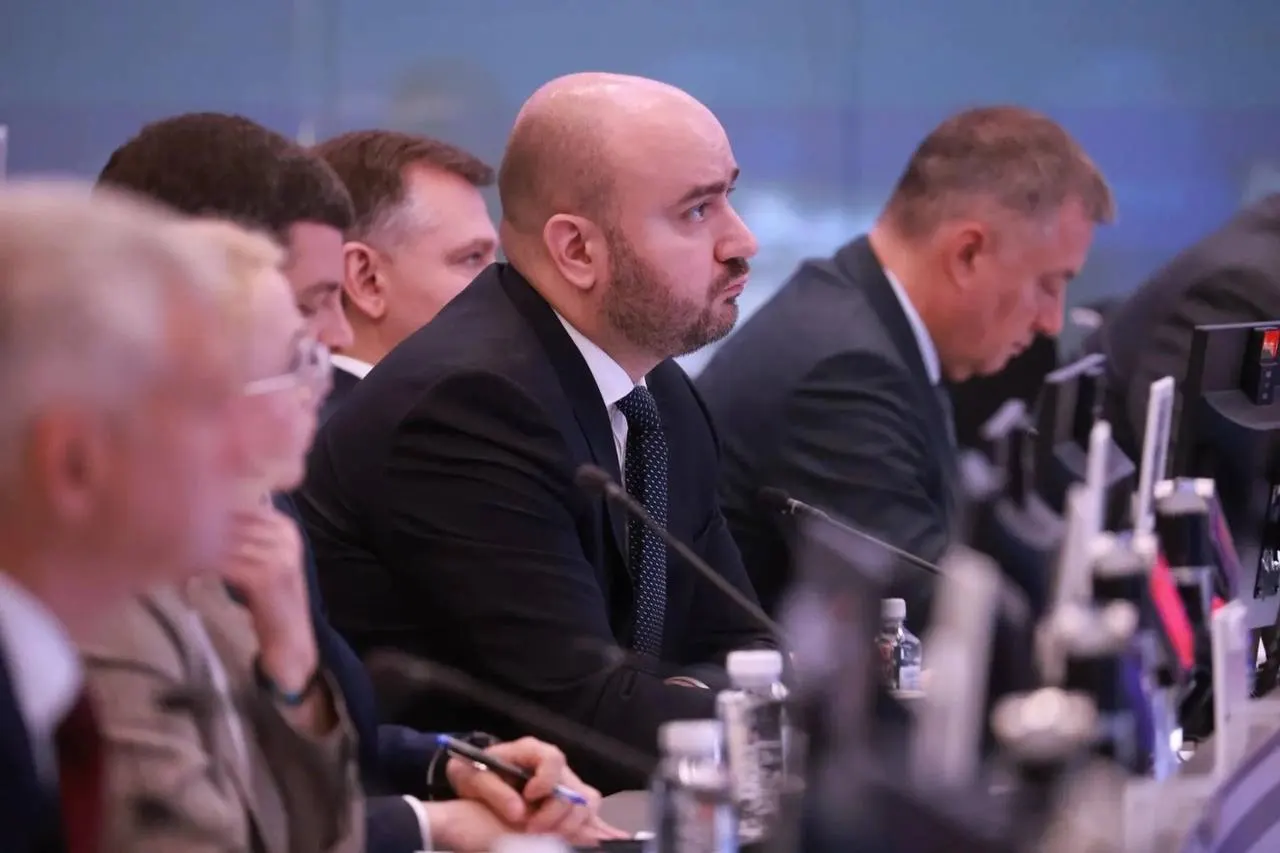 В Москве обсудили поставки бензина и дизеля в регионы, меры по стабилизации рынка и дальнейший мониторинг цен и логистики.