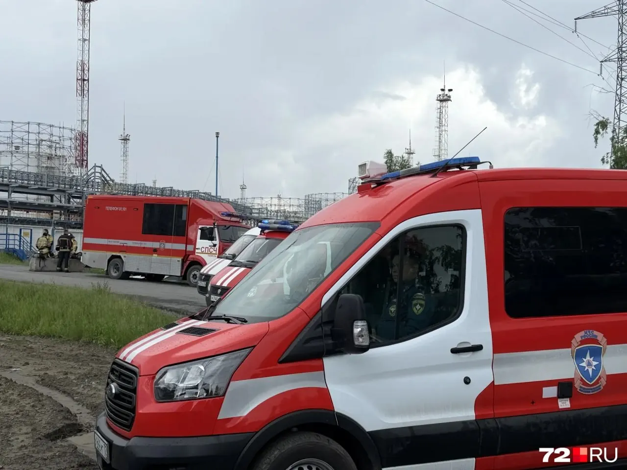 Возгорание на территории Тюменского НПЗ локализовано спустя пять часов; показатели PM2.5 в городе остаются на безопасном уровне.
