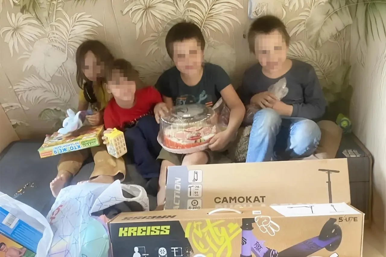 Блогер вместе с женщиной, спасшей ребёнка, собрали и передали подарки семье из Лесобазы — самокаты, одежду и развивающие игры. Помощь последовала после того, как женщина предотвратила похищение пятилетней девочки.