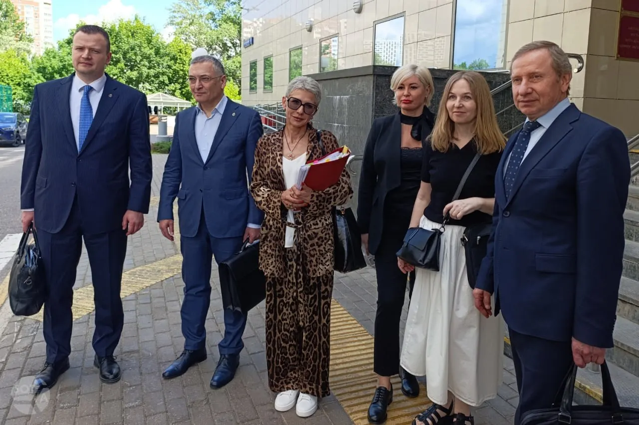 Апелляция подтвердила решение Хамовнического суда о лишении адвокатского статуса Алексея Басистова, Дмитрия Проводина и Юлия Тая по иску Минюста. Защита заявляет о нарушениях процедур и настаивает, что такой вопрос должен решаться Советом Адвокатской палаты.