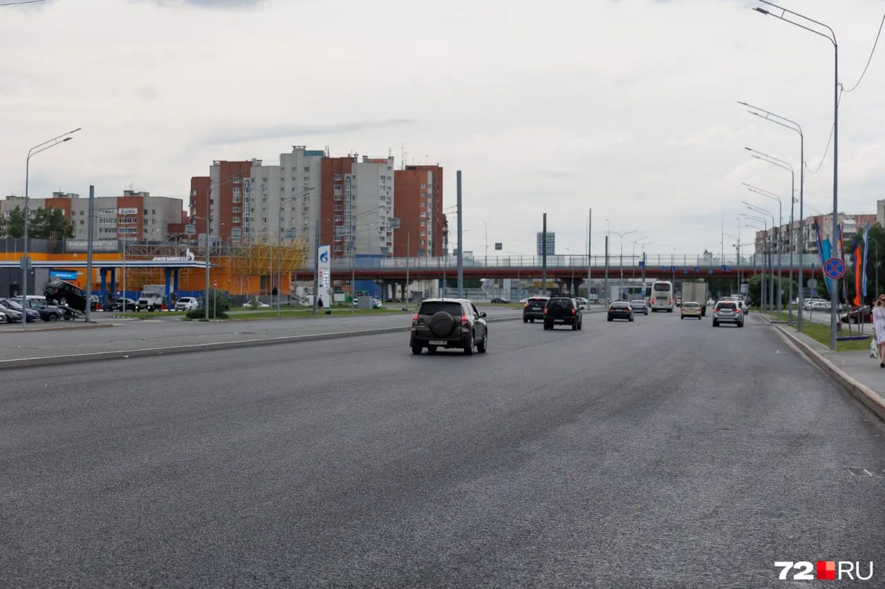 Работы на Широтной начались в начале мая и проводятся в основном ночью. Планируют обновить 4,5 км дороги; контракт с подрядчиком — 352 млн рублей. Для повышения долговечности используют щебень вулканического происхождения.