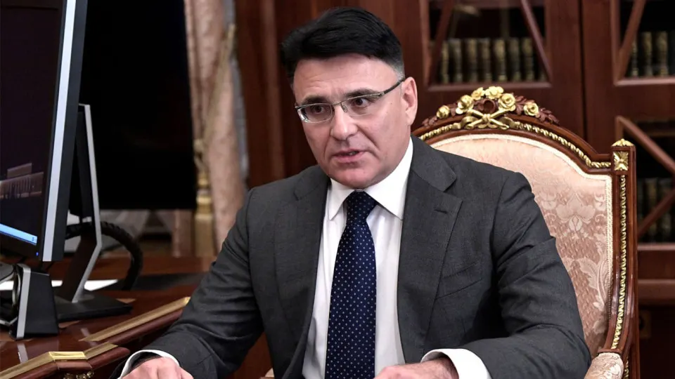 По предложению главы крупного медиахолдинга квоты должны отбирать для показа только «лучшие» иностранные ленты и освобождать экранное время для российских фильмов; ранее похожие инициативы выдвигались деятелями киноиндустрии, власти поручили Минкульту ускорить решение.