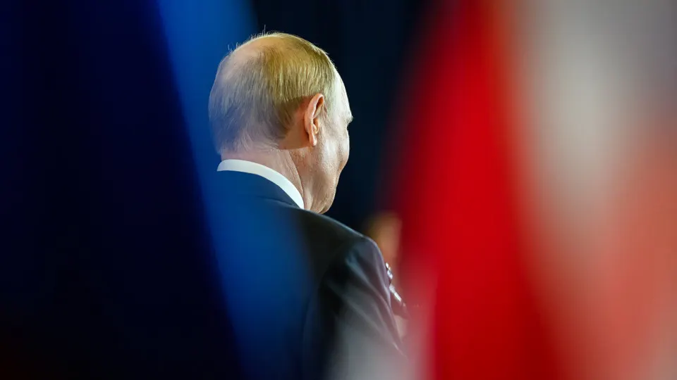 «Открытый» рейтинг доверия президенту перестал выходить после резкого снижения до 29,5% в начале апреля; при этом «закрытые» опросы по-прежнему показывают значительно более высокий уровень поддержки. Эксперты говорят о нарастании экономических и социальных тревог, тогда как одобрение работы правительства растёт.