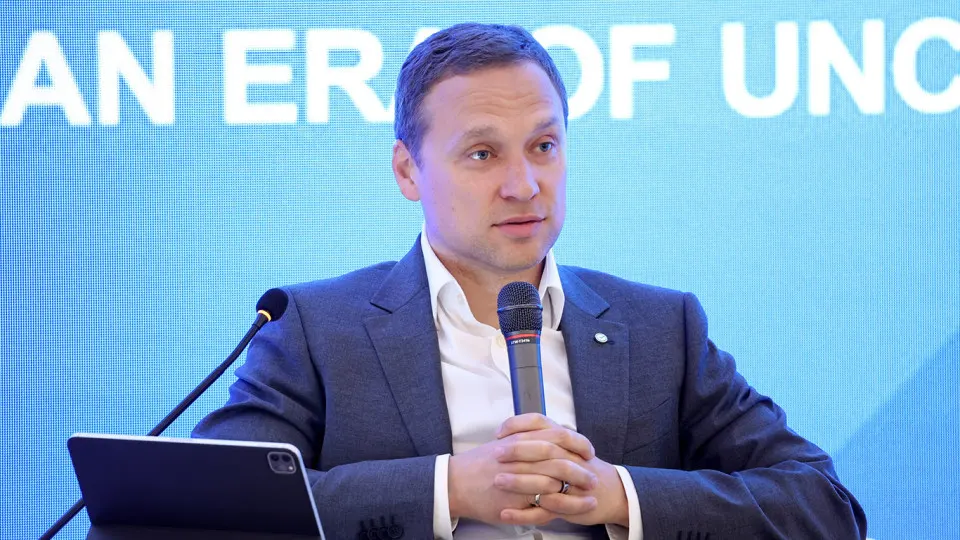 Зампред правления Сбербанка предупредил, что клиенты массово снимают деньги из банков, наличность не возвращается в систему, а ужесточение налогового контроля и мониторинга платежей только усугубляют ситуацию.