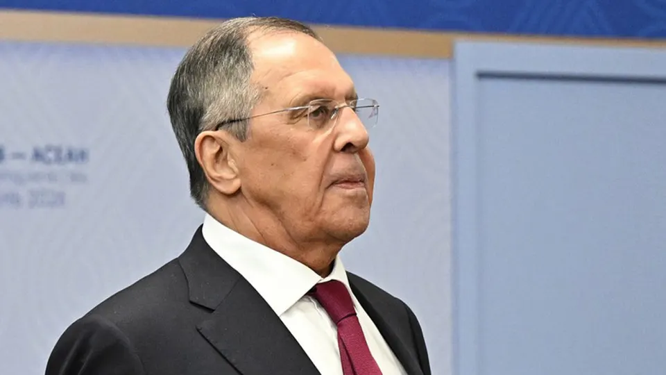 После ночной самой масштабной атаки дронов на Москву с начала войны глава МИД пообещал регулярные групповые удары по целям, от которых зависит боеспособность ВСУ. В результате ночных ударов в столичном регионе вспыхнули крупные пожары, приостановлена работа аэропортов и зафиксированы массовые перебои.