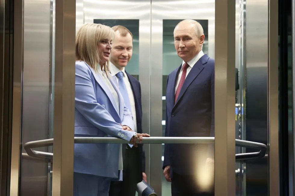 По словам собеседников, руководители силовых ведомств, включая Росгвардию, предлагают президенту отложить или отменить думские выборы на фоне экономических трудностей, падения рейтингов и атак беспилотников. Представители политблока администрации и сам президент пока склоняются к проведению голосования по графику.
