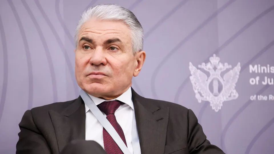 Заместитель министра юстиции заявил о необходимости внедрить в отечественные нейросети «фильтры национальной безопасности», закрепить ответственность владельцев ИИ и ввести ощутимые штрафы; ранее власти продвигали идею «суверенных» моделей, но бизнес критиковал инициативы.