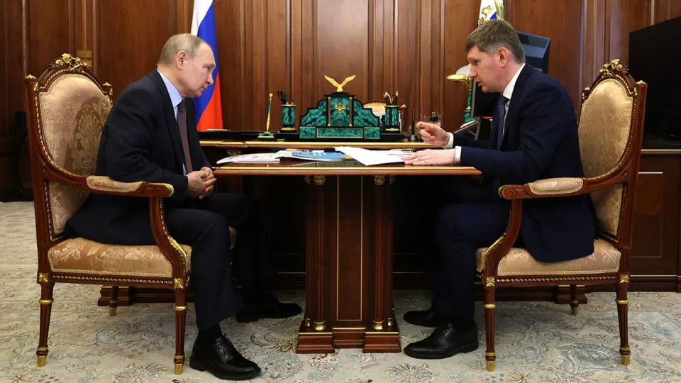 Президент поставил задачу ускорить рост инвестиций, но власти признают, что бюджетная экономия, высокие ставки, отток доверия бизнеса и другие факторы серьёзно сдерживают вложения.