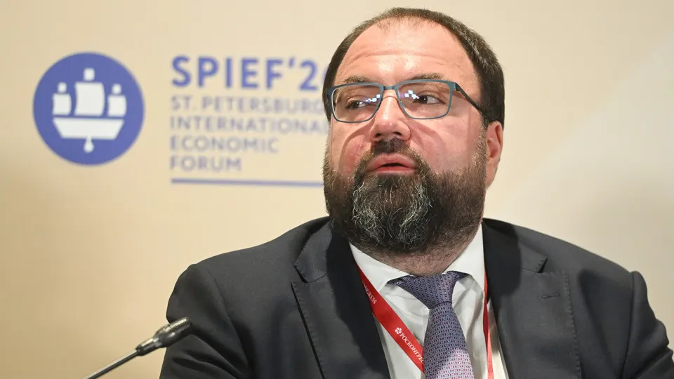 Глава Минцифры сообщил о планах внедрить обязательную возрастную идентификацию на сайтах и в сервисах; рассматривают варианты через «Госуслуги», биометрию и искусственный интеллект, однако эксперты предупреждают о рисках утечек данных.