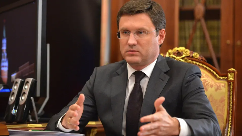 После ударов по НПЗ спрос и перебои с поставками вызвали ограничения в десятках регионов; правительство наращивает мощности переработки и планирует дополнительные закупки топлива за рубежом.