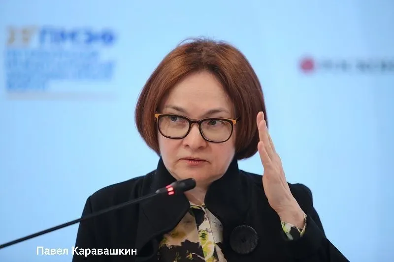 Глава Банка России 4 июня посетит похороны своего советника Алексея Можина, поэтому не примет участие в макроэкономической сессии ПМЭФ, где обсудят пути возвращения к устойчивому экономическому росту.