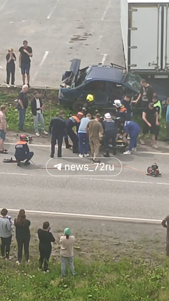 На перекрёстке Голышева и Мелиораторов легковой автомобиль на скорости снес бордюр и врезался под стоящую фуру. На место прибыли МЧС и две бригады скорой помощи, одного человека увезли в реанимацию.