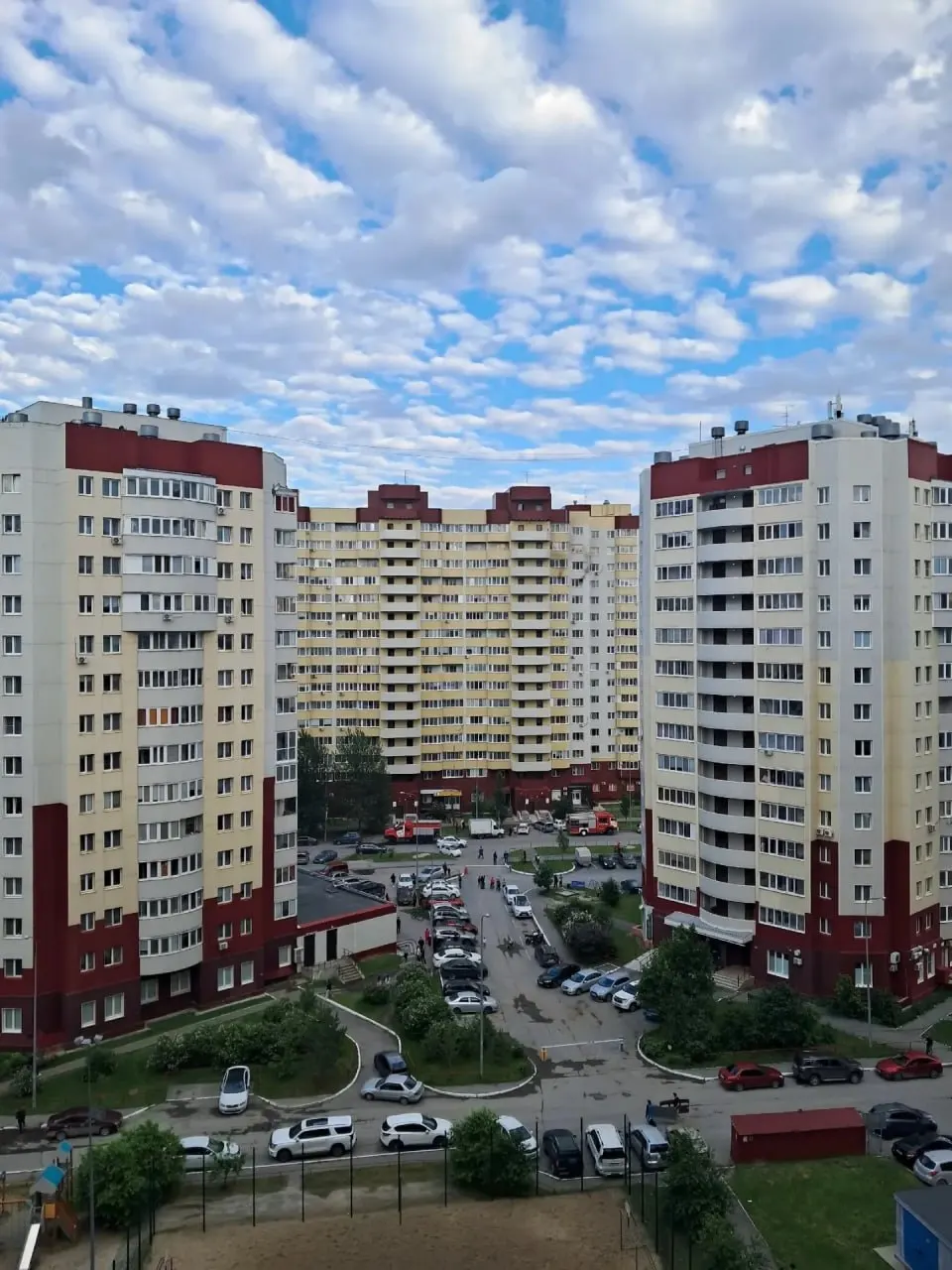 Вечером на улице Василия Гольцова, 2 произошёл пожар в квартире на 13-м этаже — одного человека вынесли на носилках, пожар ликвидирован.