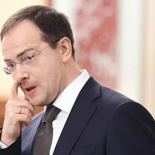 Помощник президента предложил ввести для бюджетников обязательное распределение и трудовые контракты — по его замыслу это поможет заполнить дефицит кадров в регионах, но ограничит свободу выбора молодых специалистов.