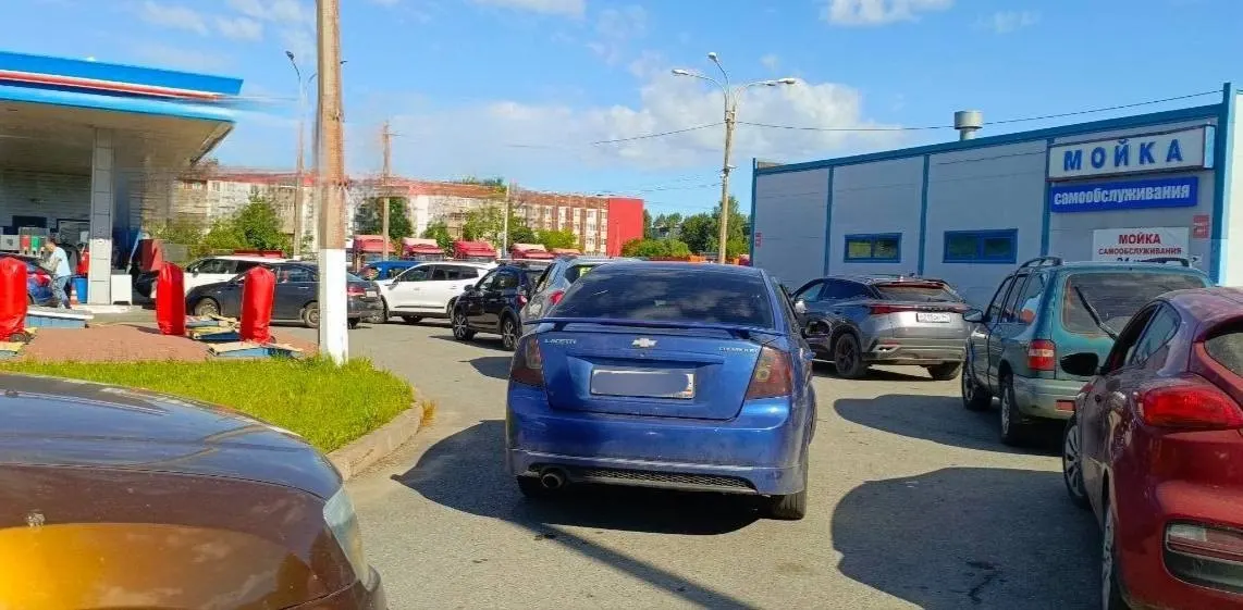 В ряде регионов водителям ограничили отпуск топлива — в среднем по 30–40 литров, во многих субъектах запретили продажу в канистрах и отменили постоплату на АЗС.