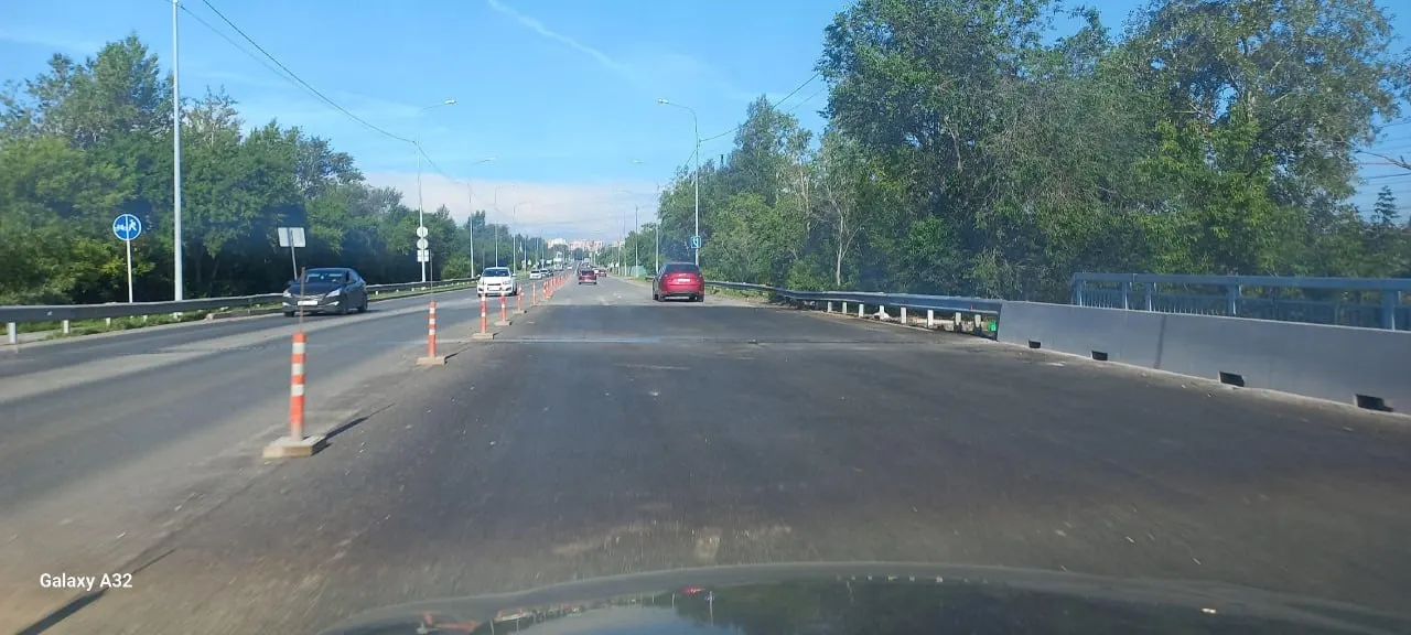 Движение на мосту на улице Дамбовской запустили раньше срока — после длительного ремонта и чередования закрытых полос, из‑за чего образовывались большие пробки.