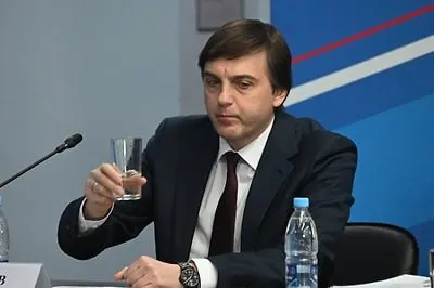 Ведомство рекомендовало школьникам на каникулах внеклассное чтение, включая современные патриотические произведения о подвигах защитников Отечества и событиях на Донбассе.