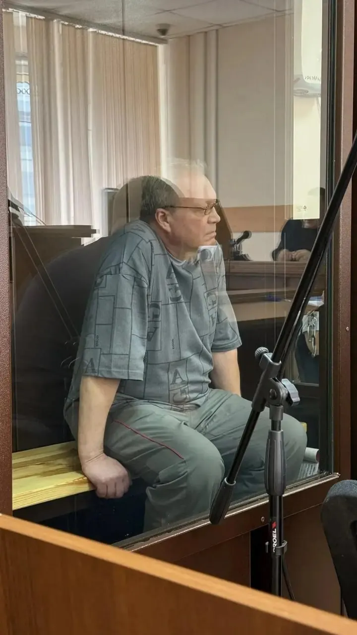 В Центральном районном суде Тюмени началось разбирательство по делу о крупном мошенничестве: 84‑летнего мужчину убедили снять все сбережения, обменять их на три слитка золота и передать сообщнику.