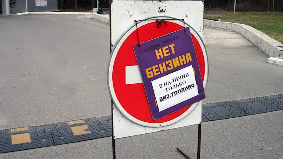 В Севастополе временно продают бензин только оперативным службам до первой половины дня 3 июня; дефицит топлива связан с ударами по переработке и логистике и затрагивает и другие регионы России.