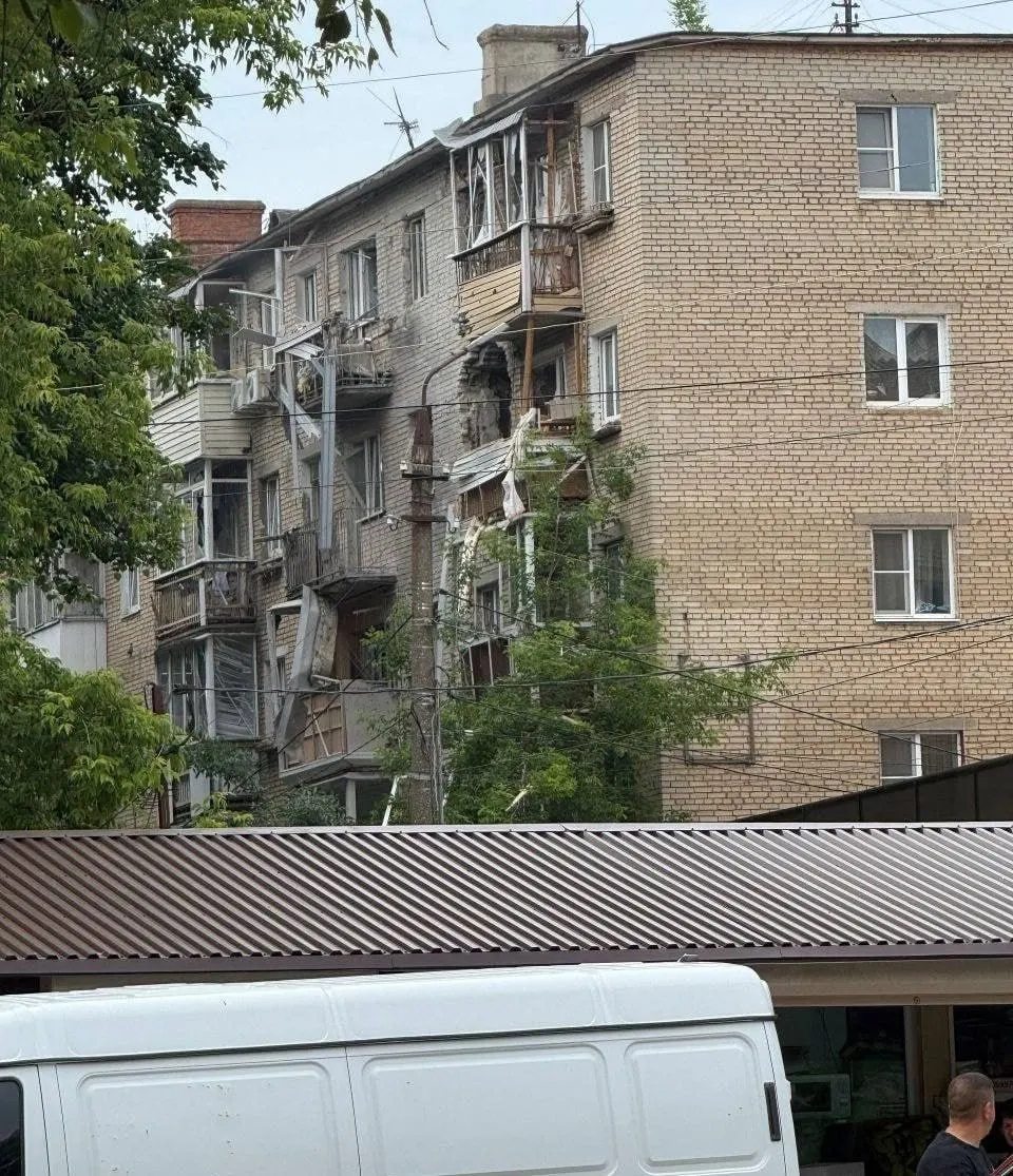 В Тульской области беспилотник поразил жилой дом в Щёкино — по предварительным данным, обошлось без пострадавших, жильцы эвакуированы. Ночью силы ПВО сообщили о сотнях сбитых украинских БПЛА; в Москве зафиксировано до 80 сбитых аппаратов, введены ограничения в ряде аэропортов.