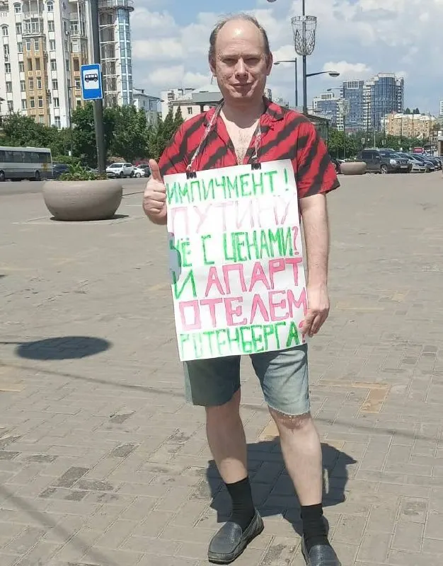 Александр Айрапетов вновь устроил одиночный пикет у городской администрации с требованием импичмента. Его задерживали, но каждый раз отпускали без протокола; политик отметил символическое значение таких акций.