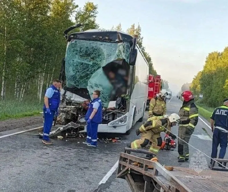 Рано утром на тюменской трассе в ДТП с участием вахтового автобуса и грузовика один человек погиб, 12 получили травмы, двое госпитализированы.