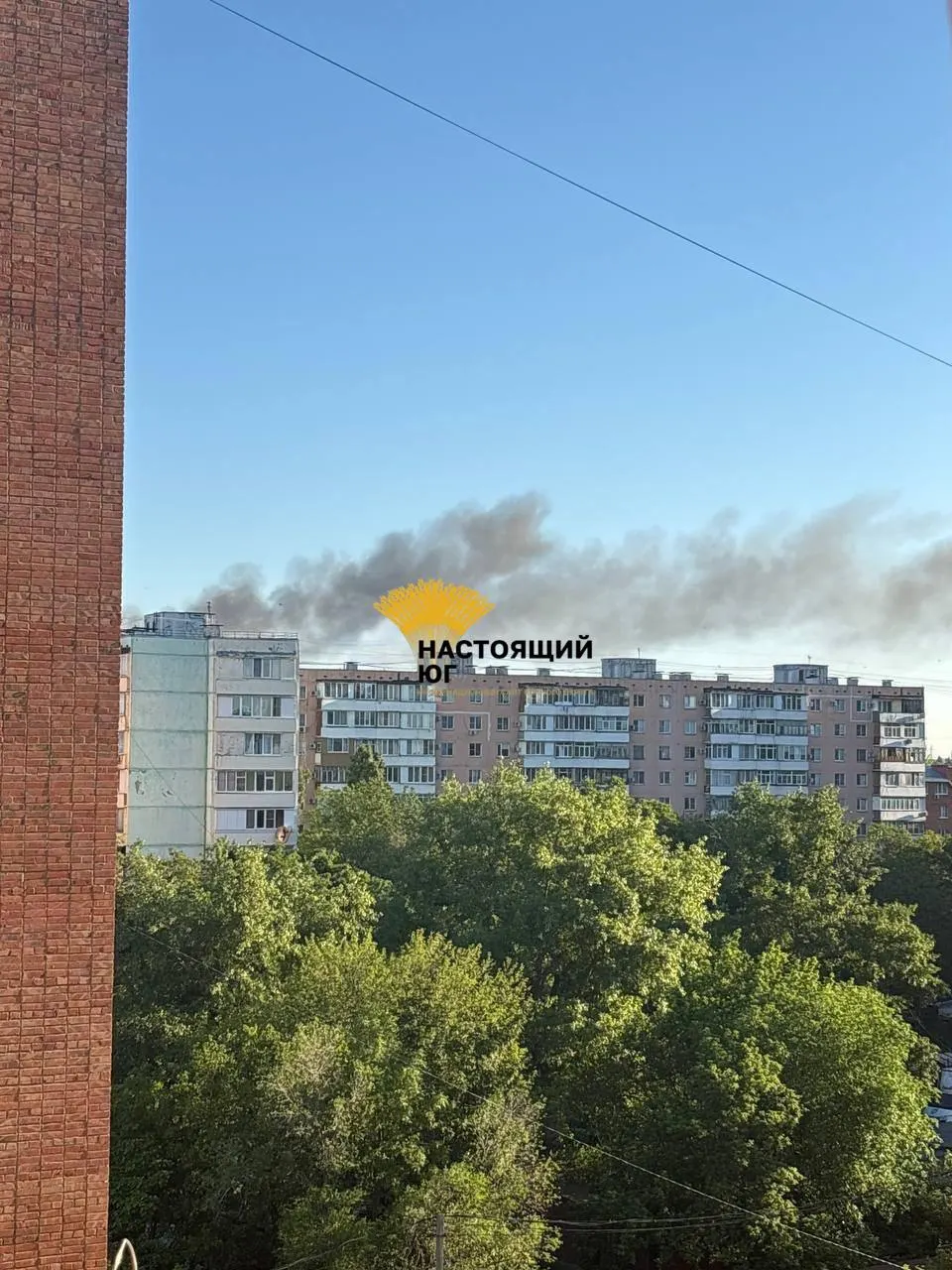 Ракетные удары и прилёты зафиксированы по военным и промышленным объектам: пожар на авиаремонтном заводе в Таганроге, задымление над аэродромом под Воронежем и взрывы в районе НПЗ в Туапсе. Власти уточняют масштабы разрушений.