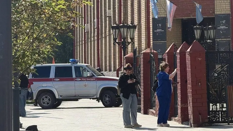 Студентов и сотрудников вывели из корпуса ТюмГУ, территорию у здания оцепили. Эвакуацию проводят сотрудники полиции и службы безопасности университета, причина пока неизвестна.