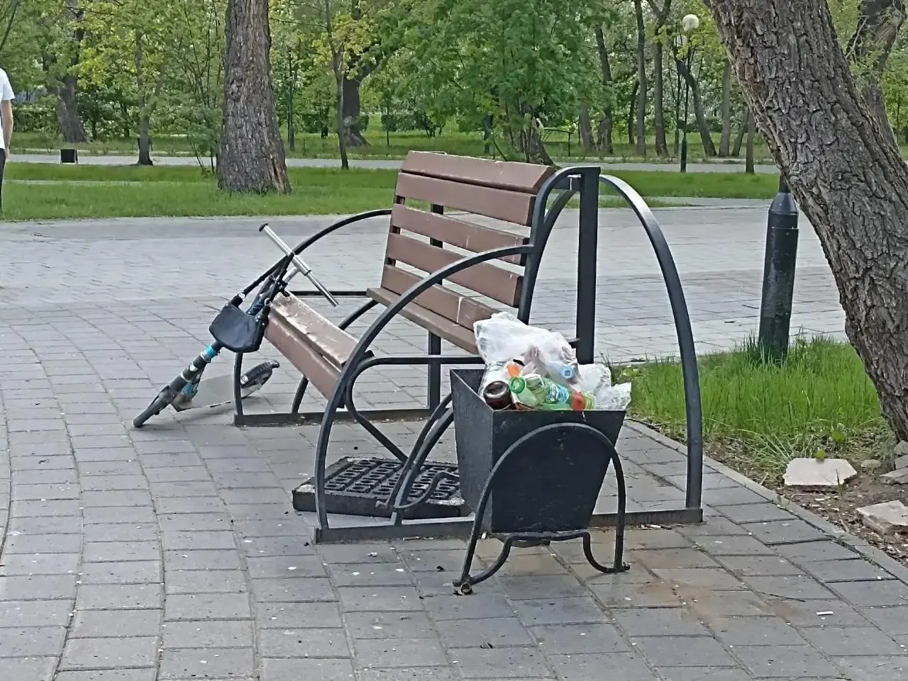 Скамейки сломаны, качели сняты, фонтан не работает. После жалоб жителей власти осмотрели сквер и поручили подрядчику привести его в порядок в течение двух недель.