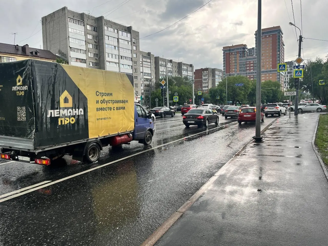 Выделенная автобусная полоса на участке от Циолковского до 50 лет Октября просуществовала около двух недель — затем разметку стёрли и вернули обычную прерывистую линию. В администрации говорят, что решение приняли по итогам обращений жителей.